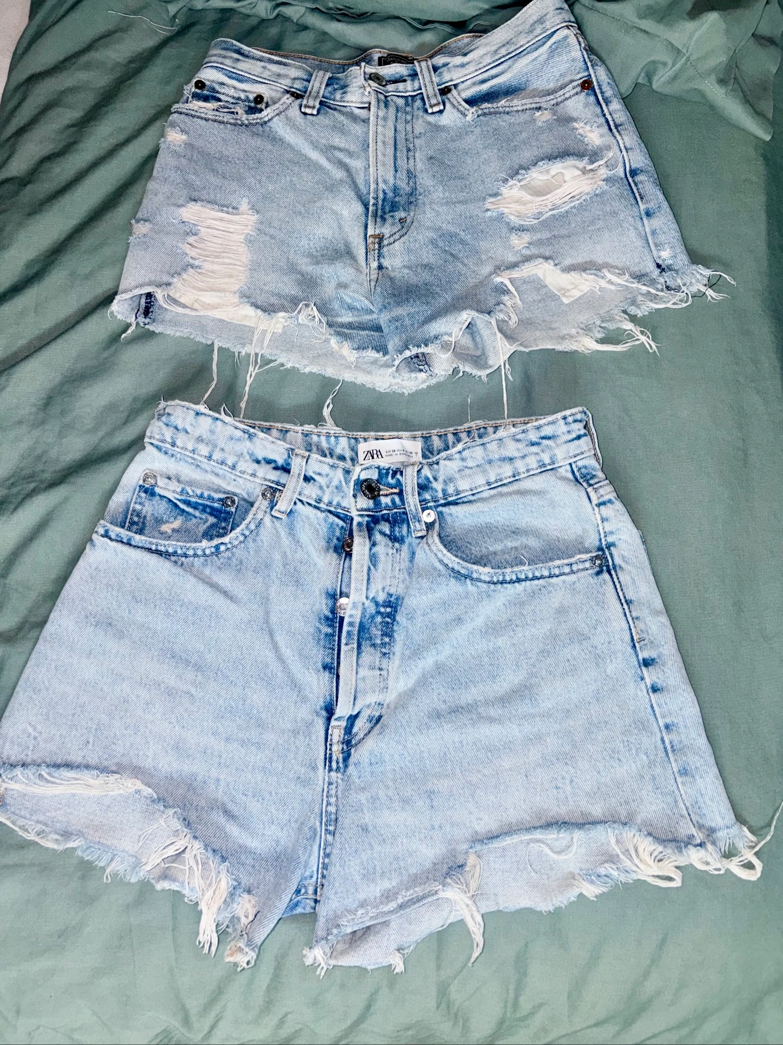 Titre : Lot de 2 shorts en jean Zara & Abercrombie – T. 34/36 – Très bon état